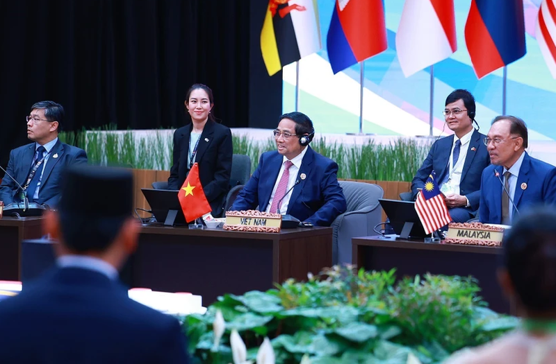 El primer ministro de Vietnam, Pham Minh Chinh (centro), participa en un diálogo con jóvenes representantes del Sudeste Asiático. (Fotografía: VNA)