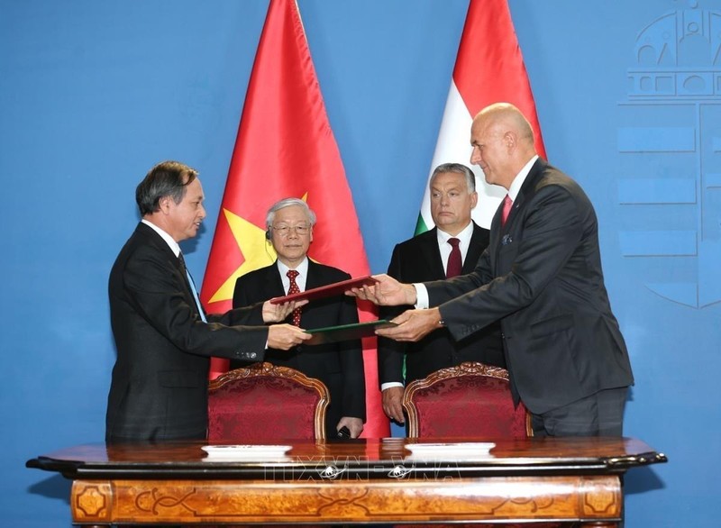 El secretario general del Partido Comunista de Vietnam, Nguyen Phu Trong, y el primer ministro húngaro, Viktor Orbán, presencian la ceremonia de firma del Memorando de Entendimiento entre la Asociación de la Industria del Agua de Hungría y el Comité Popular de la provincia de Thanh Hoa sobre el Proyecto de Suministro de Agua Limpia en la provincia de Thanh Hoa (10 de septiembre de 2018). (Fotografía: VNA)