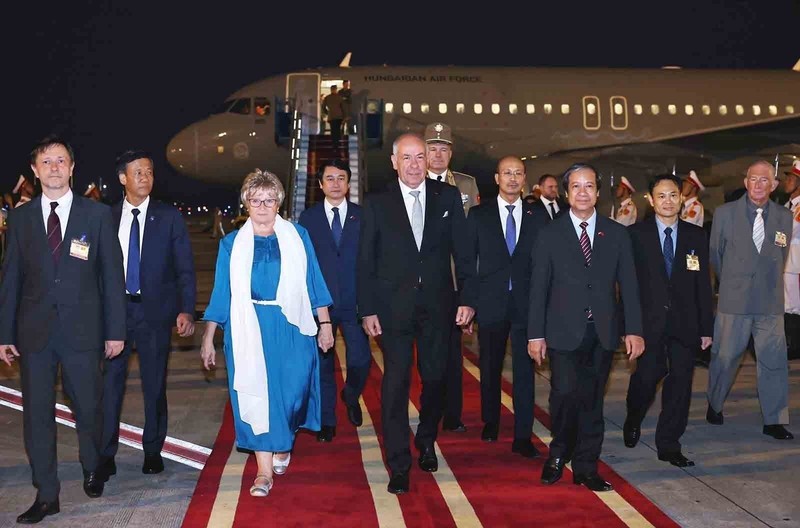 El presidente de Hungría, Tamás Sulyok, y su esposa, Nagy Zsuzsanna, arriban a Hanói. (Fotografía: VNA)
