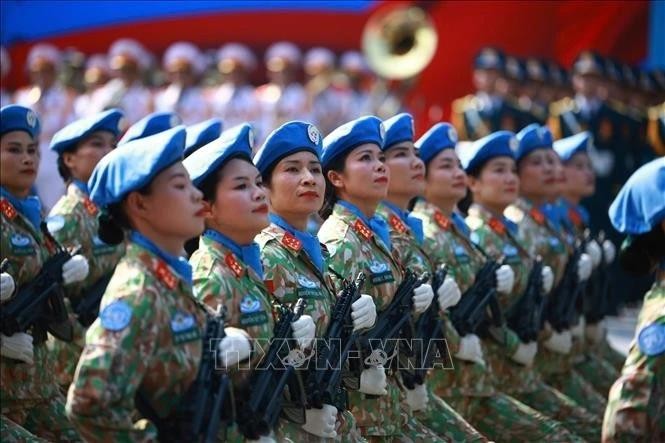 Mujeres oficiales de mantenimiento de la paz participan en el desfile conmemorativo por el 50 aniversario de la Liberación del Sur y la Reunificación nacional de Vietnam. (Fotografía: VNA)