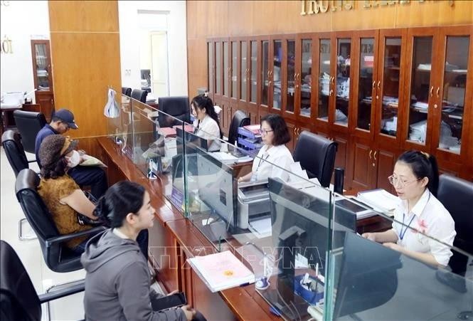 Procesamiento de trámites administrativos en la Ventanilla Única de la ciudad de Dong Hoi, provincia de Quang Binh. (Fotografía: VNA)