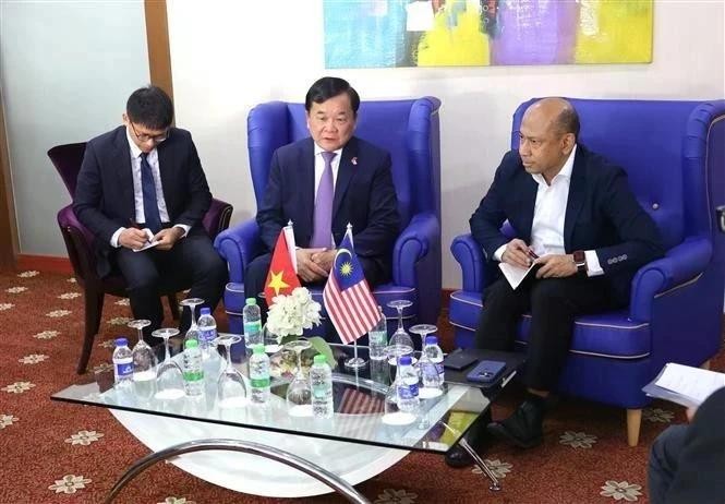 El teniente general Hoang Xuan Chien (centro), viceministro de Defensa de Vietnam, se reúne con el subsecretario general del Ministerio de Defensa de Malasia, Mohd Yani Bin Daud (derecha). (Fotografía: VNA)