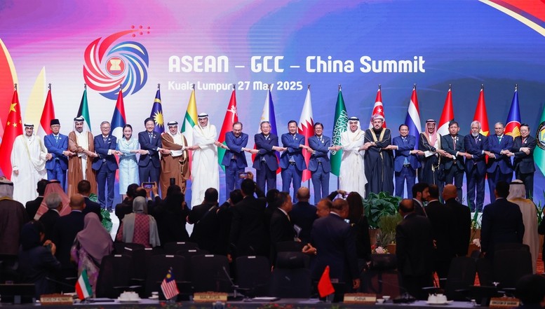 El primer ministro de Vietnam, Pham Minh Chinh, y los dirigentes de los demás países participantes en la Cumbre Asean-CCG-China. (Fotografía: VGP)