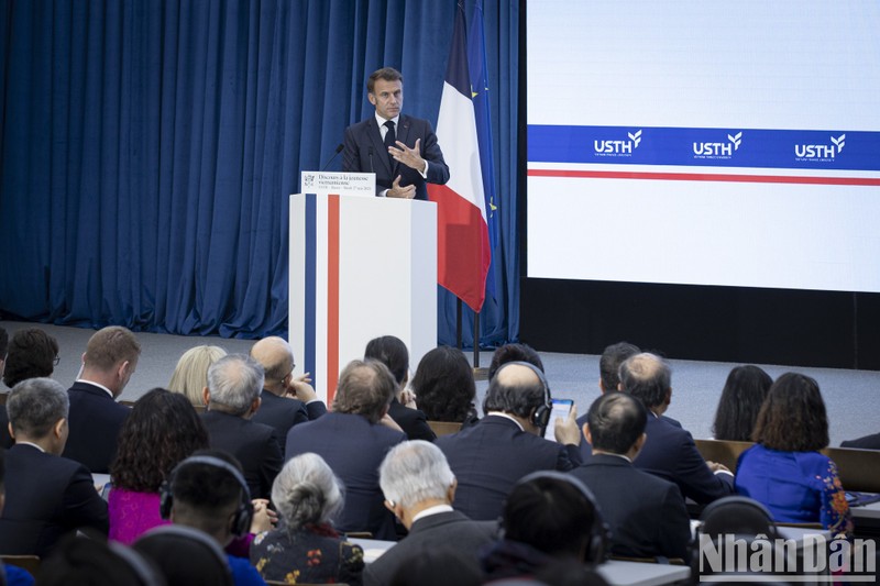 El presidente de Francia, Emmanuel Macron, interviene en la reunión. (Fotografía: Nhan Dan)