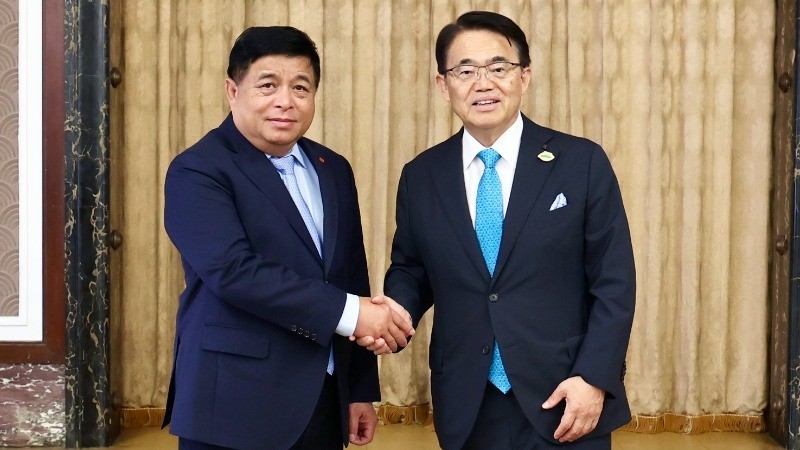 El vice primer ministro vietnamita Nguyen Chi Dung (izquierda) y el gobernador de la prefectura de Aichi, Omura Hideaki. (Fotografía: VGP)