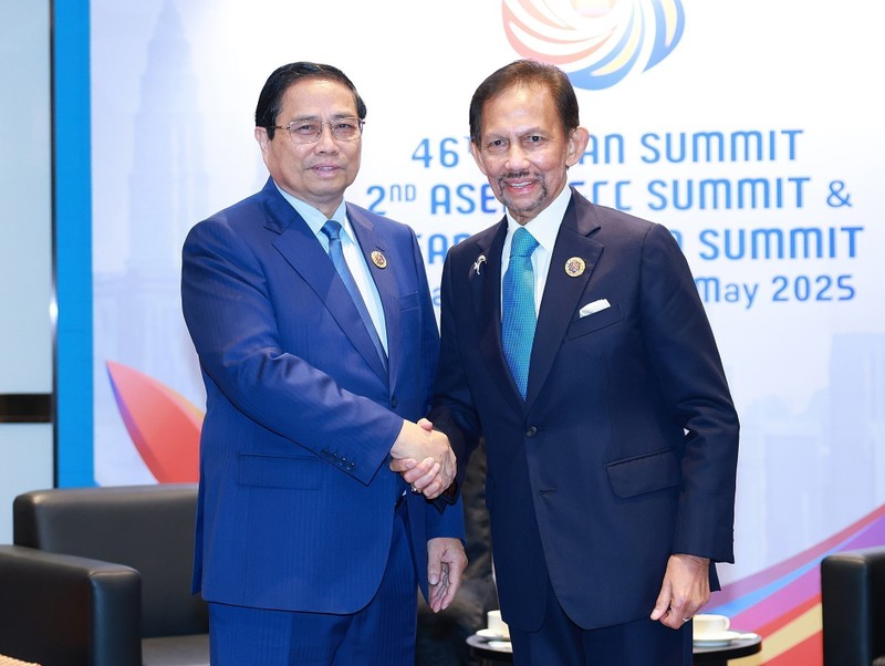 El primer ministro vietnamita, Pham Minh Chinh (izquierda), se reúne con el sultán de Brunéi, Haji Hassanal Bolkiah, en Kuala Lumpur el 27 de mayo. (Fotografía: VNA)