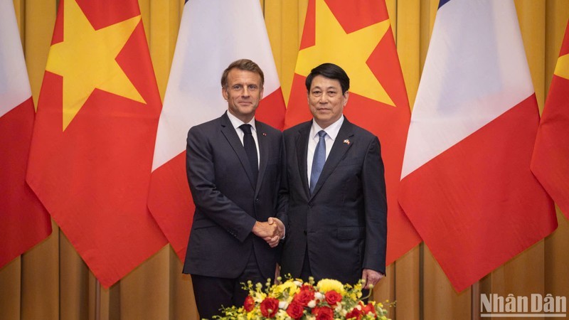 El presidente de Vietnam, Luong Cuong (derecha), y el presidente de Francia, Emmanuel Macron. (Fotografía: Nhan Dan)