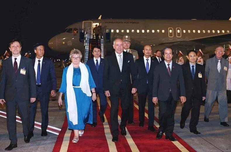 El presidente de Hungría, Tamás Sulyok, y su esposa llegan al aeropuerto internacional de Noi Bai, en Hanói, para una visita oficial en Vietnam. (Fotografía: VNA)