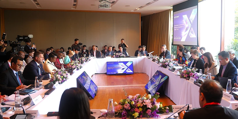 Panorama de la mesa redonda ministerial sobre confianza digital. (Fotografía: VNA)