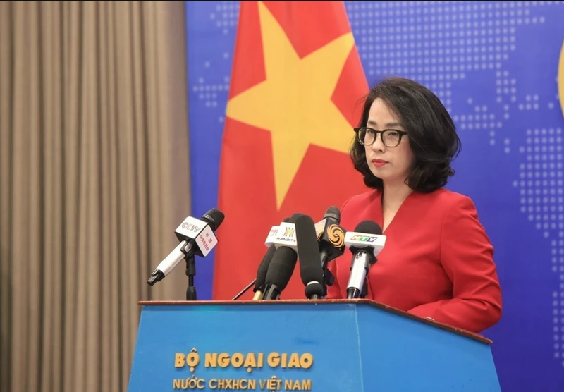 La portavoz del Ministerio de Relaciones Exteriores de Vietnam, Pham Thu Hang, responde a las preguntas de la prensa. (Fotografía: VNA)
