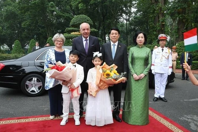 El presidente de Vietnam, Luong Cuong, y su esposa reciben al presidente de Hungría, Sulyok Tamás, y su cónyuge. (Fotografía: VNA)