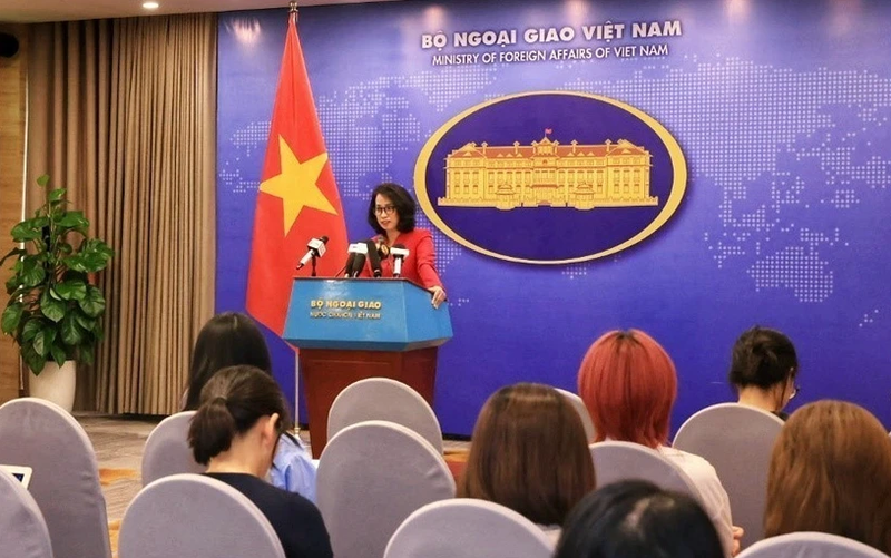 La portavoz del Ministerio de Relaciones Exteriores de Vietnam, Pham Thu Hang, preside la cita. (Fotografía: VNA)