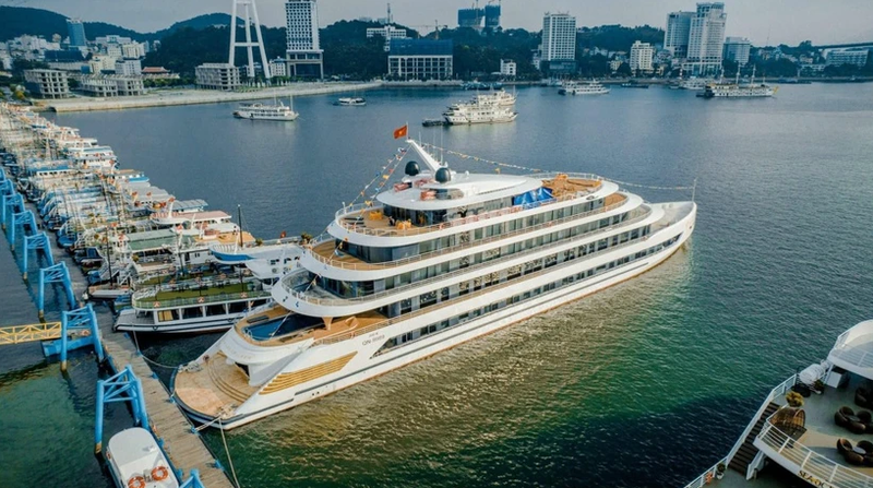 Numerosas empresas invierten en cruceros de lujo para atender a los turistas que visitan la bahía de Ha Long. (Fotografía: vdstravel.com)