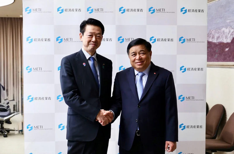 El vice primer ministro vietnamita Nguyen Chi Dung (derecha) se reúne con el ministro de Economía, Comercio e Industria de Japón, Muto Yoji. (Fotografía: VNA)