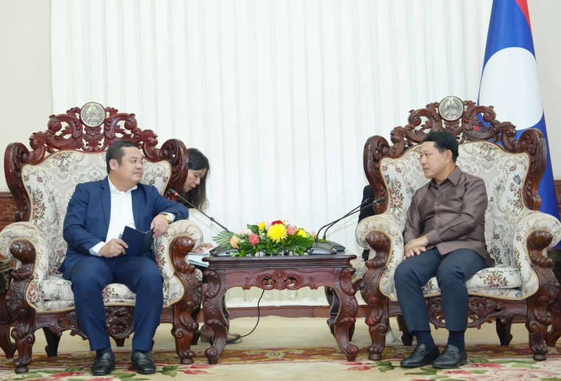 El presidente de Vinachem, Phung Quang Hiep (izquierda), se reúne con el vice primer ministro de Laos, Saleumxay Kommasith. (Fotografía: VNA)