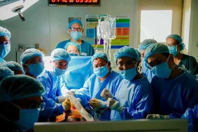 Médicos vietnamitas realizan con éxito una intervención intrauterina a una madre singapurense. (Fotografía: VNA)