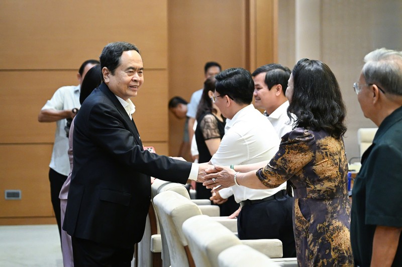 El presidente de la Asamblea Nacional de Vietnam, Tran Thanh Man, se reúne con diputados de Hau Giang. (Fotografía: daibieunhandan.vn)