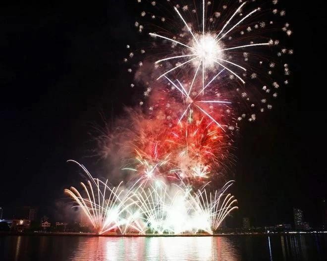 Actuación del equipo de Da Nang en el Festival Internacional de Fuegos Artificiales de Da Nang de 2024. (Fotografía: VNA)