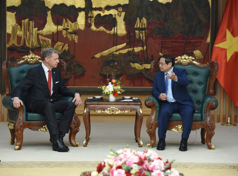 El primer ministro de Vietnam, Pham Minh Chinh, conversa con el presidente y director ejecutivo del grupo Excelerate Energy, Steven Kobos. (Fotografía: Nhan Dan)