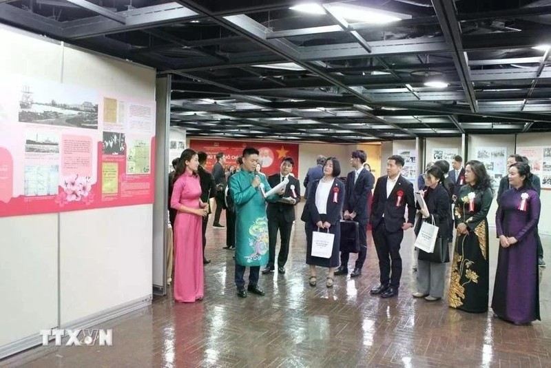 Visitantes a la exposición sobre el Presidente Ho Chi Minh en Fukuoka, Japón. (Fotografía: VNA)
