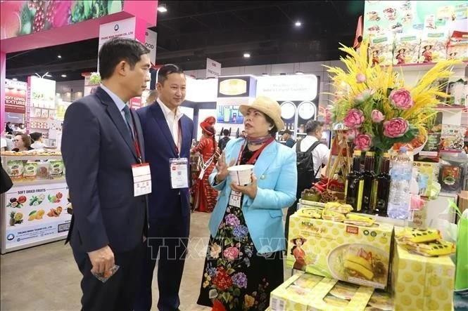 El embajador de Vietnam en Tailandia, Pham Viet Hung, visita el stand de una empresa vietnamita en la feria Thaifex-Anuga Asia 2025. (Fotografía: VNA)