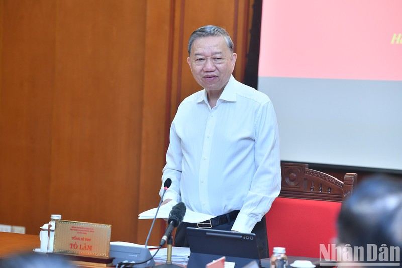 El secretario general del Partido Comunista de Vietnam, To Lam, conduce la reunión. (Fotografía: Nhan Dan)