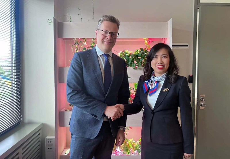 La viceministra vietnamita de Relaciones Exteriores Le Thi Thu Hang y el secretario de Estado de Asuntos Exteriores de Estonia, Martin Roger. (Fotografía: Ministerio de Relaciones Exteriores de Vietnam)