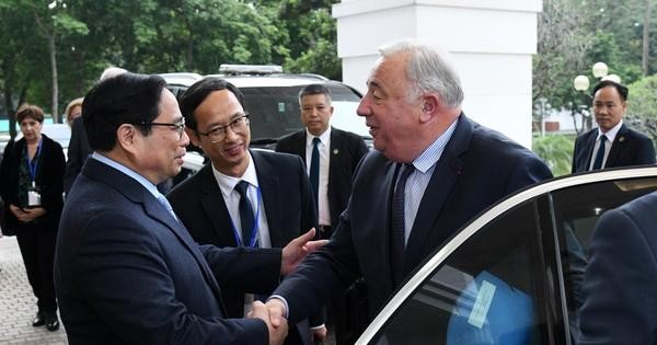 El primer ministro de Vietnam, Pham Minh Chinh, recibe al presidente del Senado de Francia, Gérard Larcher.