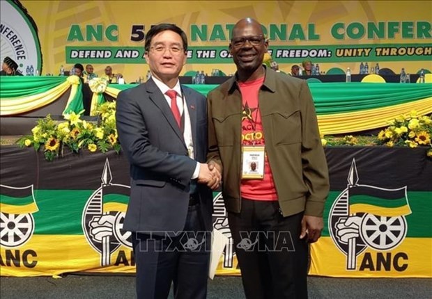 El secretario general del Partido Comunista, Solly Mapaila, y el secretario del Comité del Partido Comunista de Vietnam en la provincia de Dak Lak, Nguyen Dinh Trung (izquierda). (Fotografía: VNA)