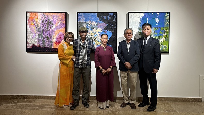 El embajador de Vietnam en Mongolia, Doan Khanh Tam, y algunos pintores con obras exhibidas.