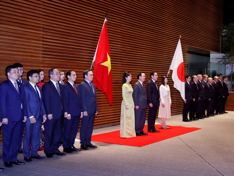 El primer ministro de Japón, Kishida Fumio, preside la ceremonia de bienvenida al presidente de Vietnam, Vo Van Thuong. (Fotografía: VNA)