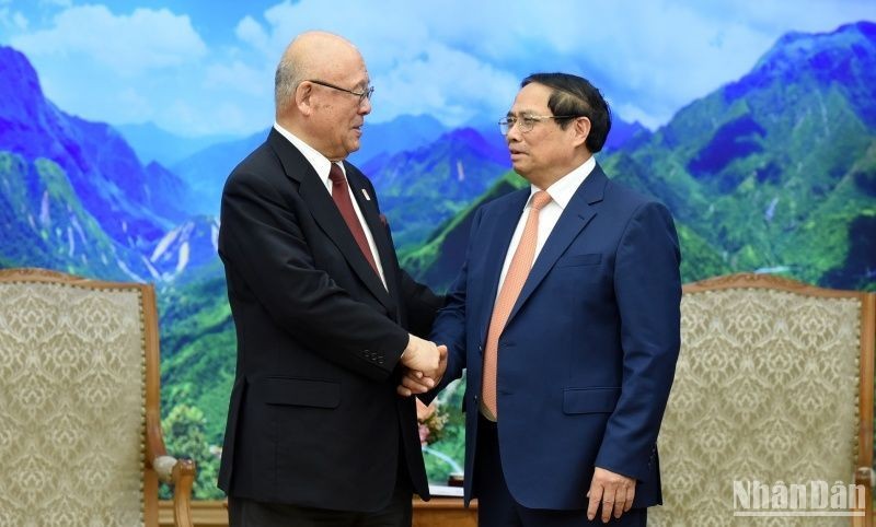 El primer ministro de Vietnam, Pham Minh Chinh (derecha), y Takebe Tsutomu, asesor especial de la Alianza Parlamentaria de Amistad Japón-Vietnam. (Fotografía: Nhan Dan)