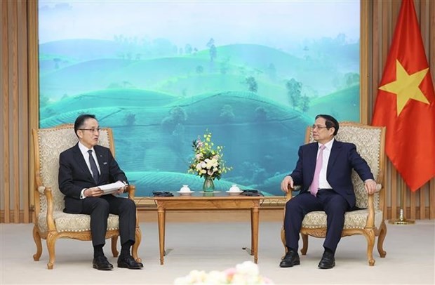 El primer ministro de Vietnam, Pham Minh Chinh (derecha), recibe al director general y ejecutivo de Marubeni, Kakinoki Masumi. (Foto: VNA)
