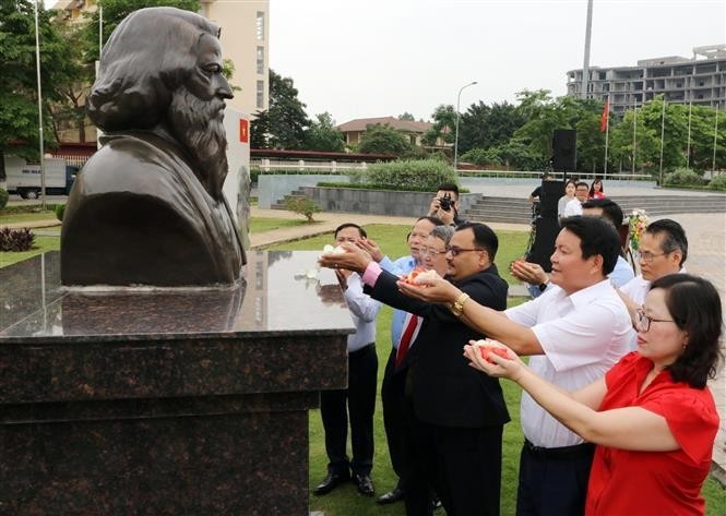 Los delegados colocan flores en la estatua de Tagore (Fuente: VNA)