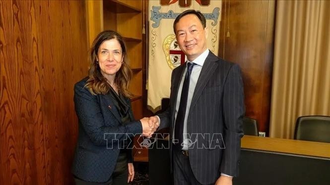 El embajador de Vietnam en Italia, Duong Hai Hung, y la presidenta de la región de Cerdeña, Alessandra Todde, en la reunión (Foto: VNA)