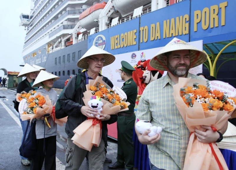 Casi dos mil turistas de nacionalidades europeas y americanas llegaron a bordo del crucero Noordam (Foto: VNA)