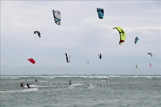 Más de 60 atletas de 12 países participaron en el torneo abierto de kitesurf 2024, que tuvo lugar en la provincia vietnamita de Ninh Thuan (Foto: VNA)