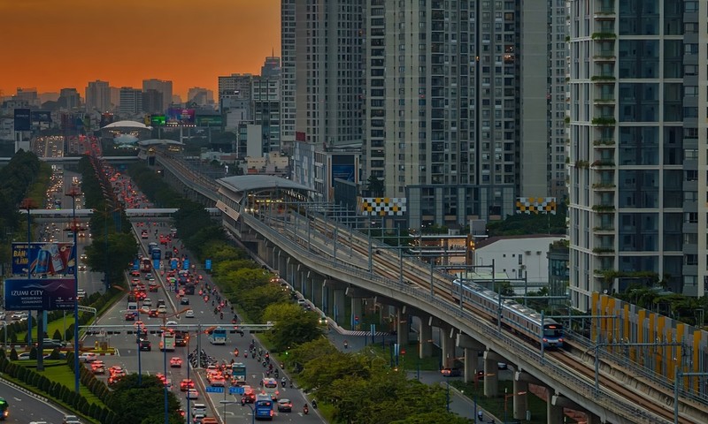 Bellos atardeceres en Ciudad Ho Chi Minh desde línea de metro Ben Thanh-Suoi Tien