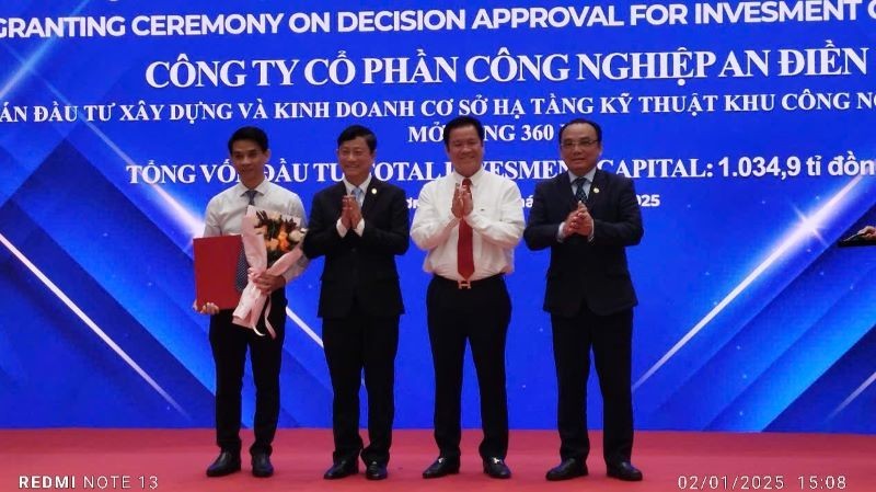 Dirigentes de la provincia de Binh Duong entregan a las empresas la Decisión que aprueba la política de inversión para desarrollar la infraestructura del parque industrial.