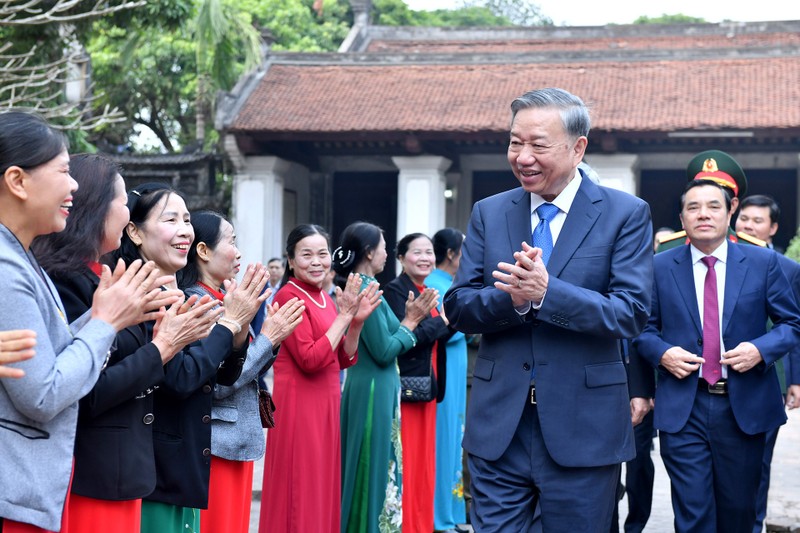 El secretario general del Partido Comunista de Vietnam, To Lam, y habitantes locales (Foto: Nhan Dan)