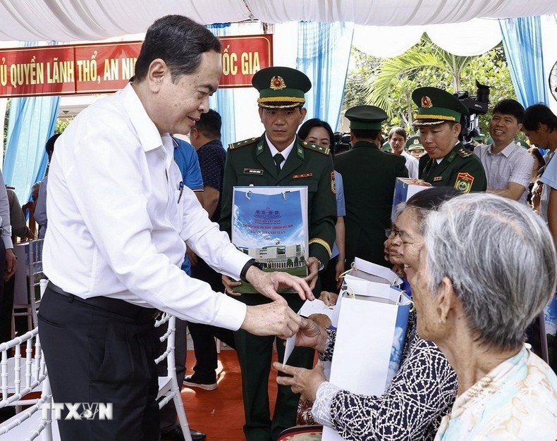 El presidente de la Asamblea Nacional de Vietnam, Tran Thanh Man, entrega regalos a los pobladores de Tra Vinh. (Foto: VNA)