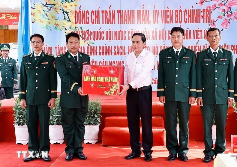 El presidente de la Asamblea Nacional vietnamita, Tran Thanh Man, entrega obsequios del Tet a los oficiales y soldados de la estación de guardia fronteriza de My Long.