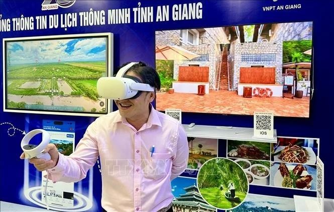 Un turista experimenta la tecnología VR (Foto: VNA)