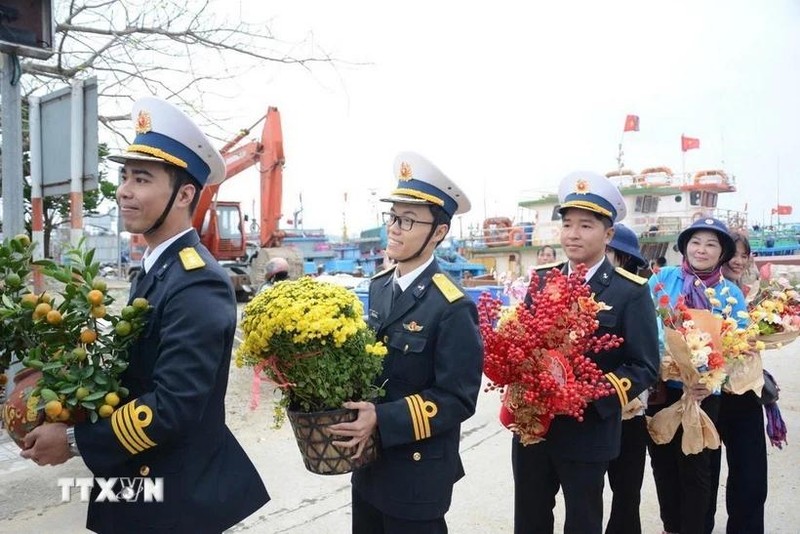 Transportan regalos a la isla de Ly Son. (Foto: VNA)