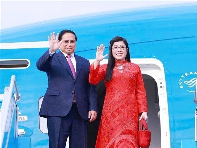 El primer ministro de Vietnam, Pham Minh Chinh, y su esposa parten de Hanói para visitar Polonia, República Checa y asistir a FEM. (Foto: VNA)