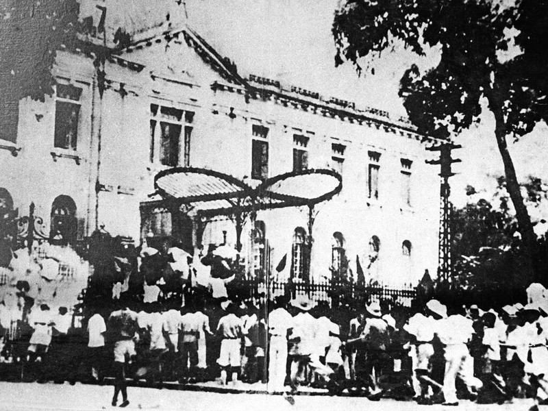 La obra: El pueblo de Hanoi tomaba el control del Palacio de Tonkín (Bac Bo Phu) el 19 de agosto de 1945. (Foto: VNA)