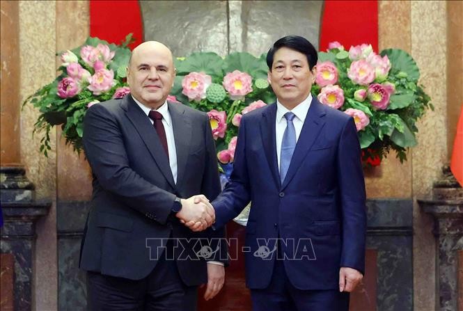 El presidente de Vietnam, Luong Cuong (derecha), recibe al primer ministro de Rusia, Mikhail Mishustin. (Foto: VNA)