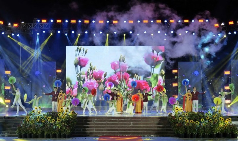 Una de las actividades artísticas en la inauguración del Festival. (Foto: laodong.vn)