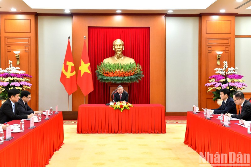 El secretario general del Partido Comunista de Vietnam, To Lam, sostiene una llamada telefónica con el secretario general del Partido Comunista y presidente de China, Xi Jinping (Foto: VNA)