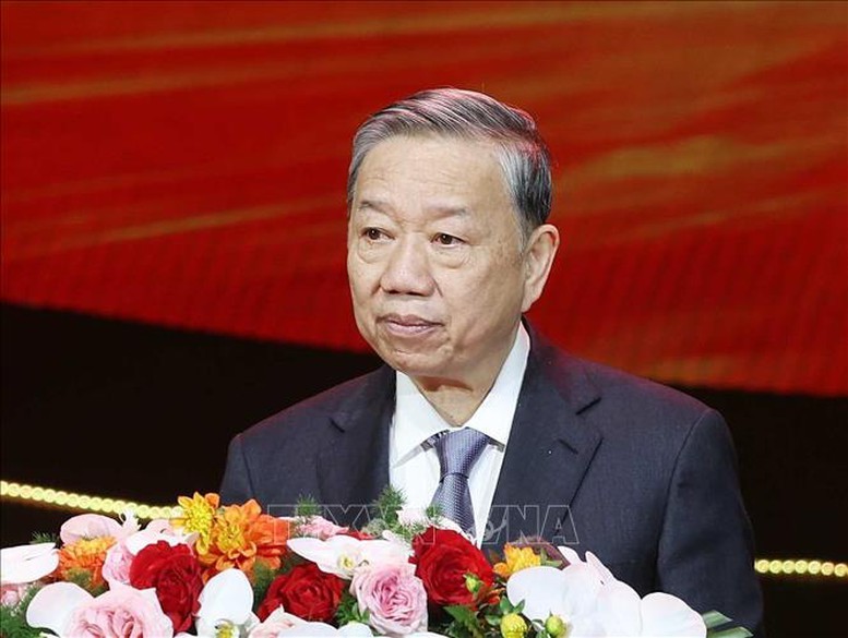 El secretario general del Partido Comunista de Vietnam, To Lam, pronuncia un discurso en el foro. (Foto: VNA)